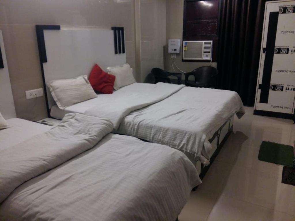 Säng eller sängar i ett rum på Hotel Shiva Palace haridwar nearby bus and railway station