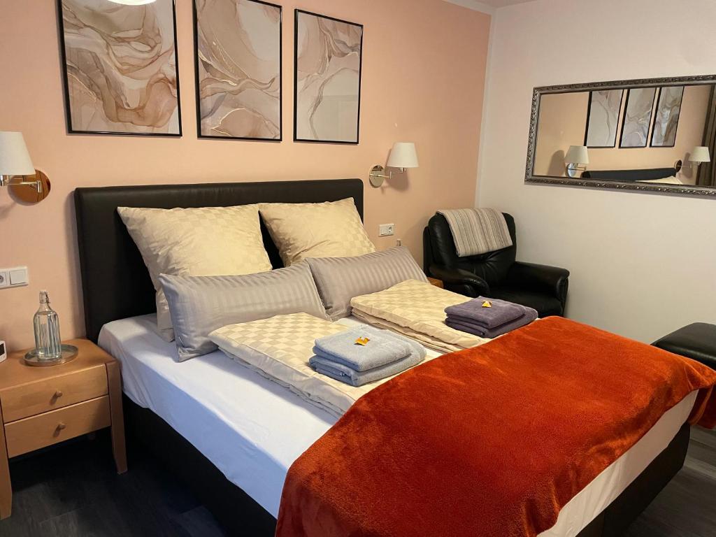 una camera da letto con un letto e due asciugamani di Gemütliche Familienwohnung in der Altstadt a Norimberga