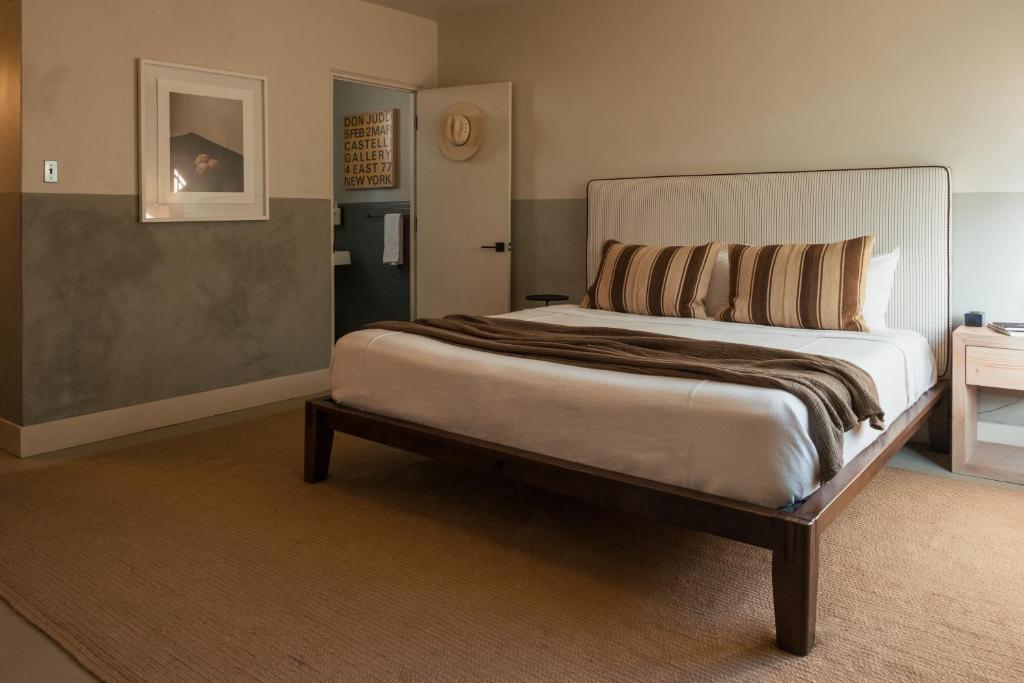 ein Schlafzimmer mit einem großen Bett in einem Zimmer in der Unterkunft Ranch Motel & Leisure Club in San Antonio