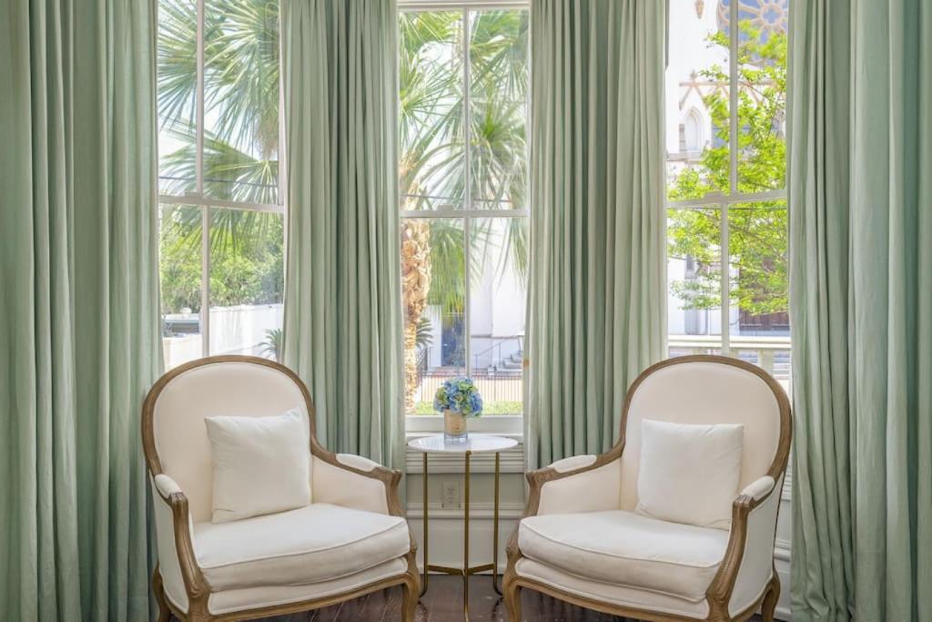 2 sillas en una habitación con 2 ventanas en Waverly Suite at Mirabelle, en Savannah
