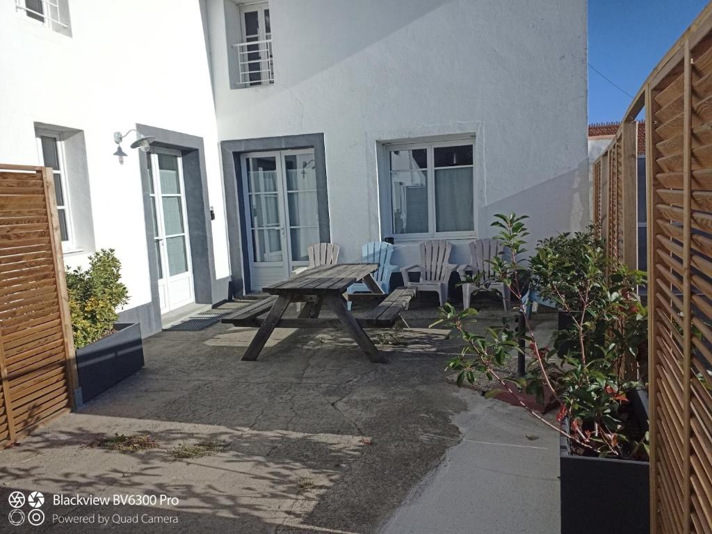 a picnic table in the courtyard of a house at Loc5c in Noirmoutier-en-l&#39;lle
