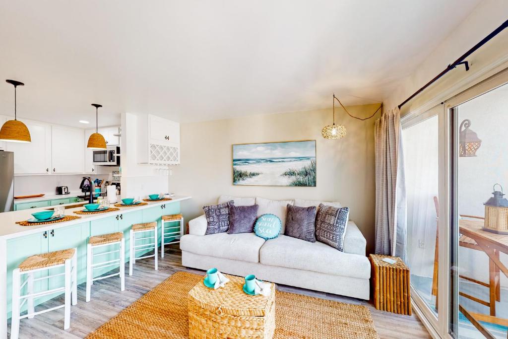 Η κουζίνα ή μικρή κουζίνα στο Pacific Street Hideaway Unit 2: Sound view condo w/modern interior, balcony, & W/D access