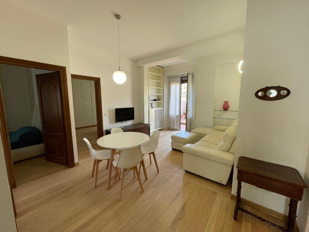 米蘭的住宿－Copernico，客厅配有桌子和沙发
