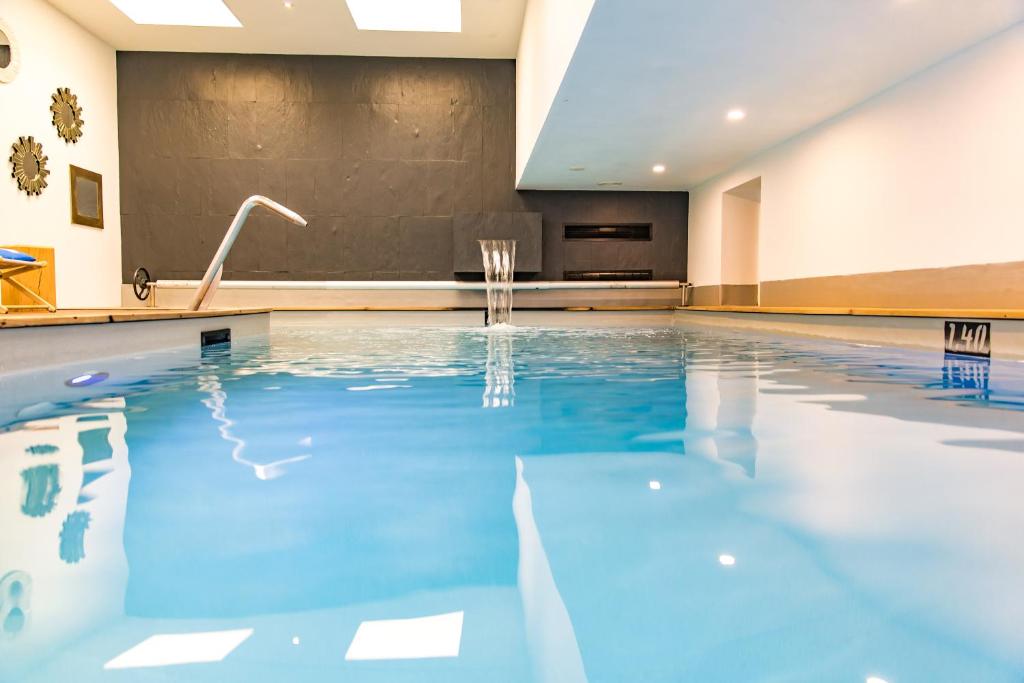 Bazén v ubytování Hôtel La Baie des Anges SPA marin nebo v jeho okolí