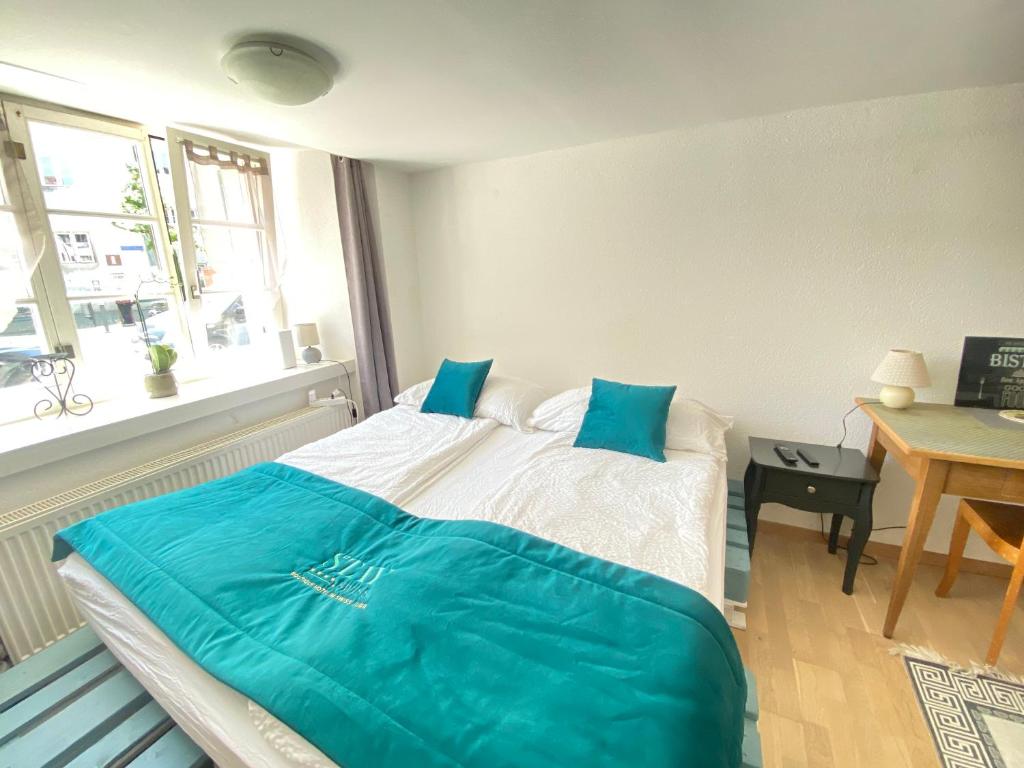 Postel nebo postele na pokoji v ubytování Chez Alain Prévu - Boutique Hotel by Stay Swiss