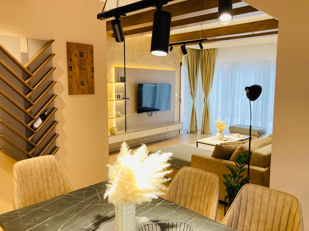 帕萊的住宿－Villa Selzo lux，一间带桌椅的客厅和一间客厅。