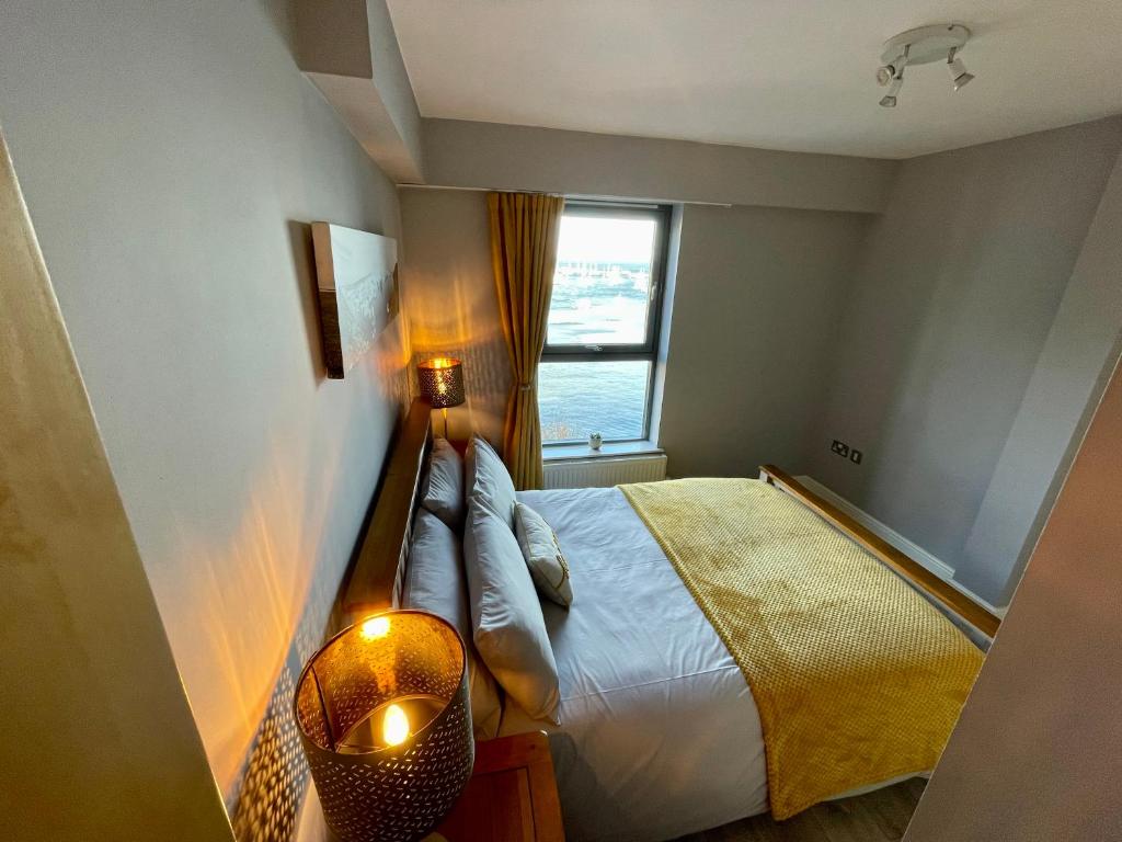 Postel nebo postele na pokoji v ubytování Corinthian Quay Apartment