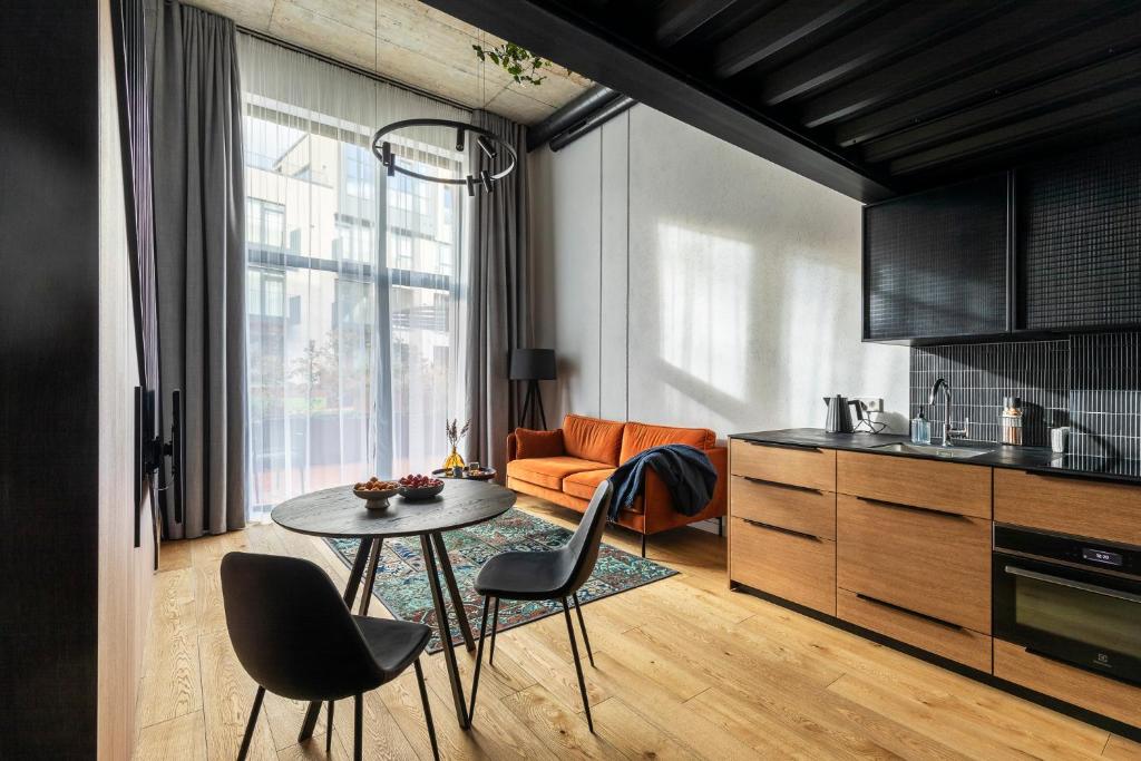 Kuchyň nebo kuchyňský kout v ubytování Stylish loft with terrace Paupys, Old town
