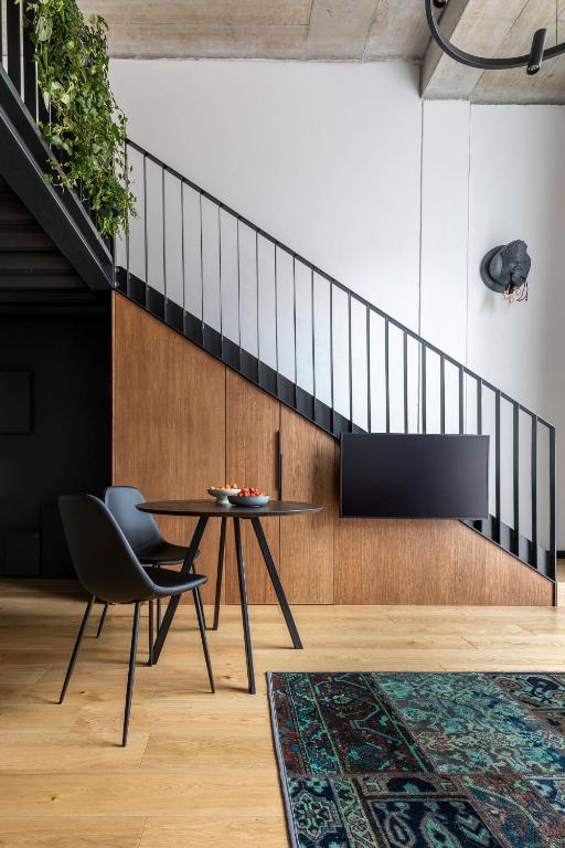 Posezení v ubytování Stylish loft with terrace Paupys, Old town