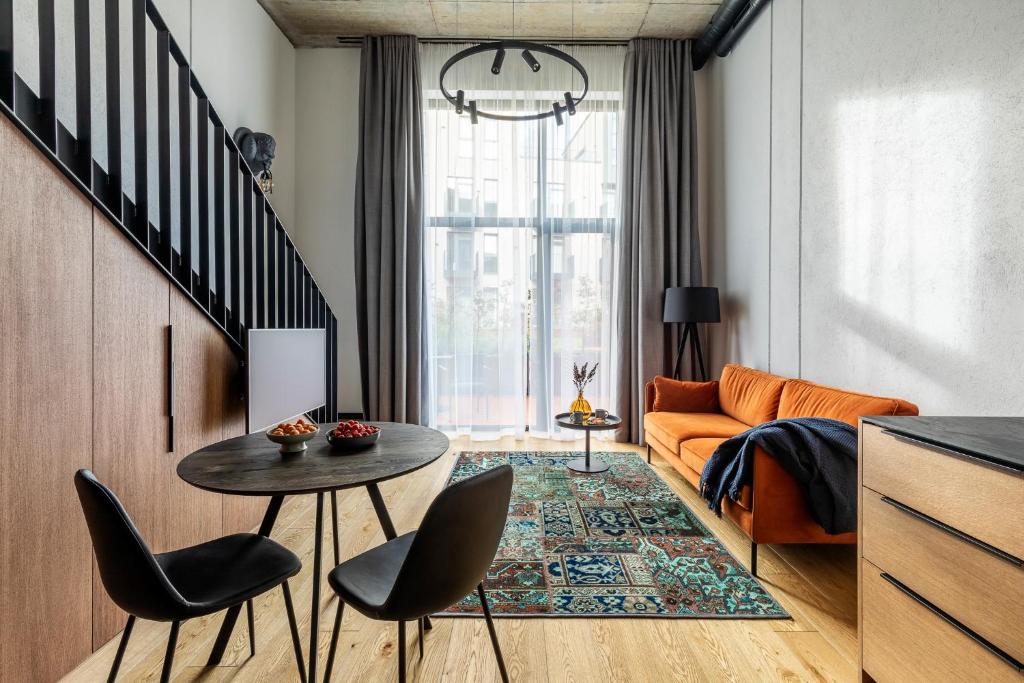 Posezení v ubytování Stylish loft with terrace Paupys, Old town