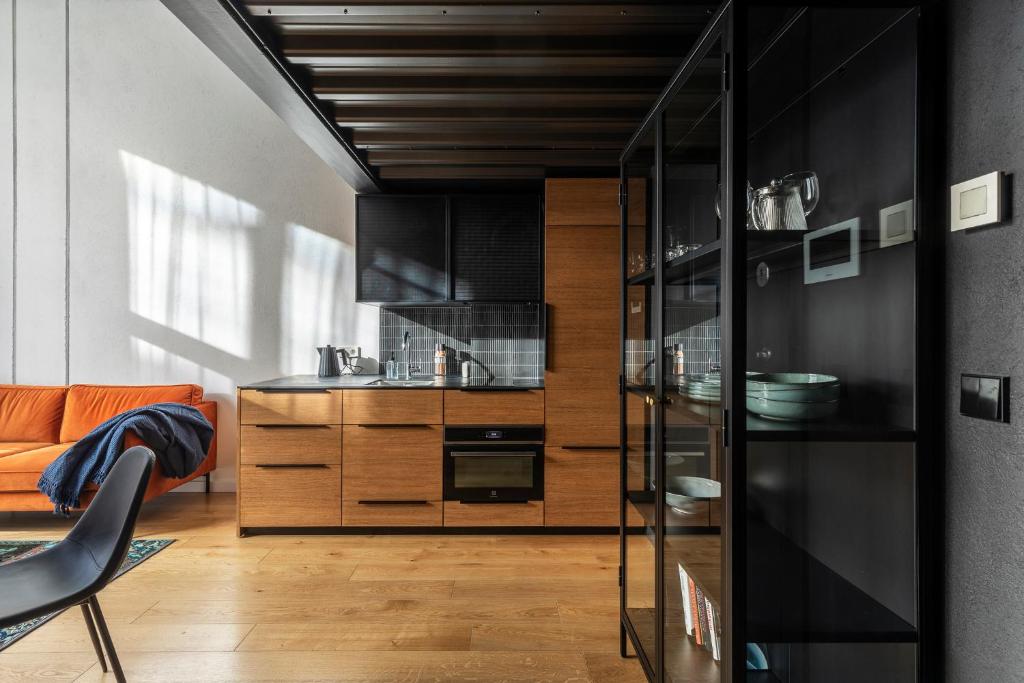 Kuchyň nebo kuchyňský kout v ubytování Stylish loft with terrace Paupys, Old town