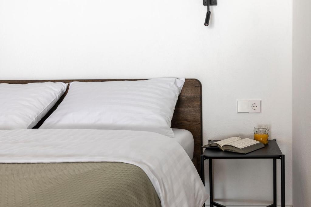 Postel nebo postele na pokoji v ubytování Stylish loft with terrace Paupys, Old town