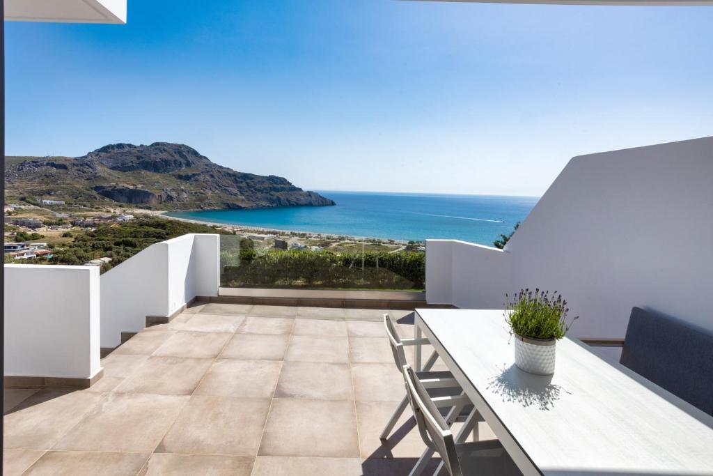 プラキアスにある"Thea" Luxury Apartments with great Viewの海の景色を望むバルコニー(テーブル付)
