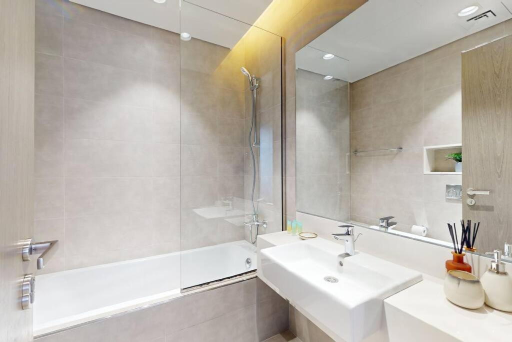 Fotografie z fotogalerie ubytování Residence 21 - Glamorous One Bedroom v Dubaji