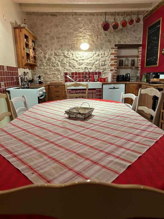 uma cozinha com uma mesa com um prato em Jolie maison de Touraine em Châtillon-sur-Cher