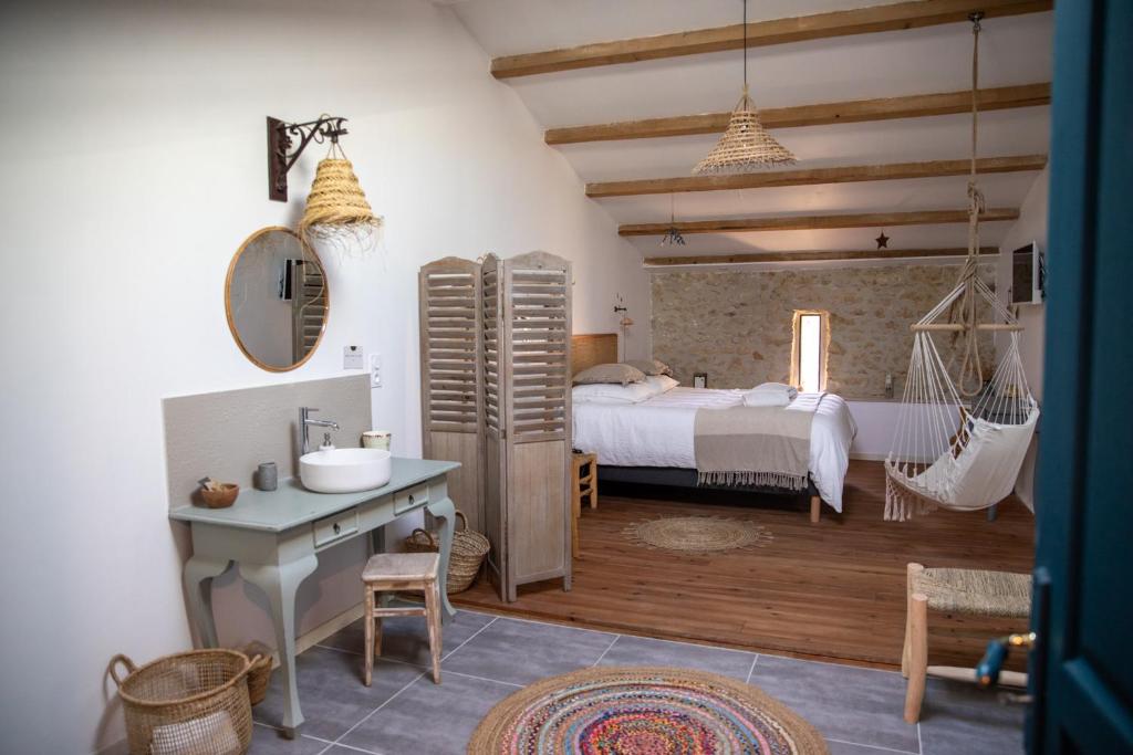 sypialnia z łóżkiem i hamakiem w obiekcie Bessire Chambres & table d'hôtes 