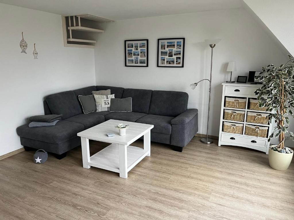 een woonkamer met een bank en een tafel bij Friesenhof 8G in Grömitz