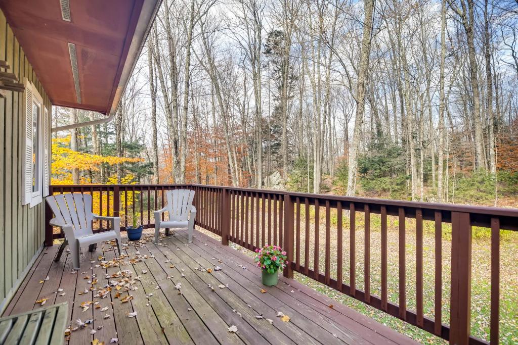 un portico con due sedie e una panchina di Vermont Retreat - 8 Mi to Killington Ski Area a Killington