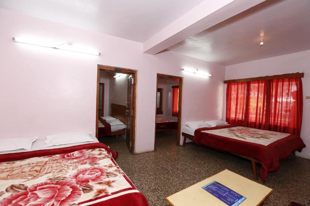 Postel nebo postele na pokoji v ubytování Hotel Sri Balaji