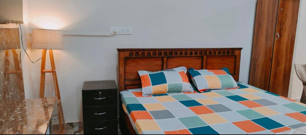 Llit o llits en una habitació de Satyam Nilaya