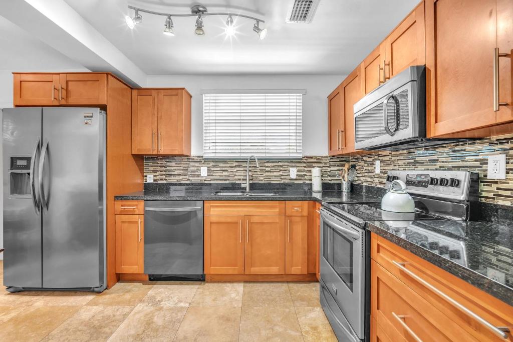 Køkken eller tekøkken på Casa Santorini - Chic 4 2 near Grove & Brickell