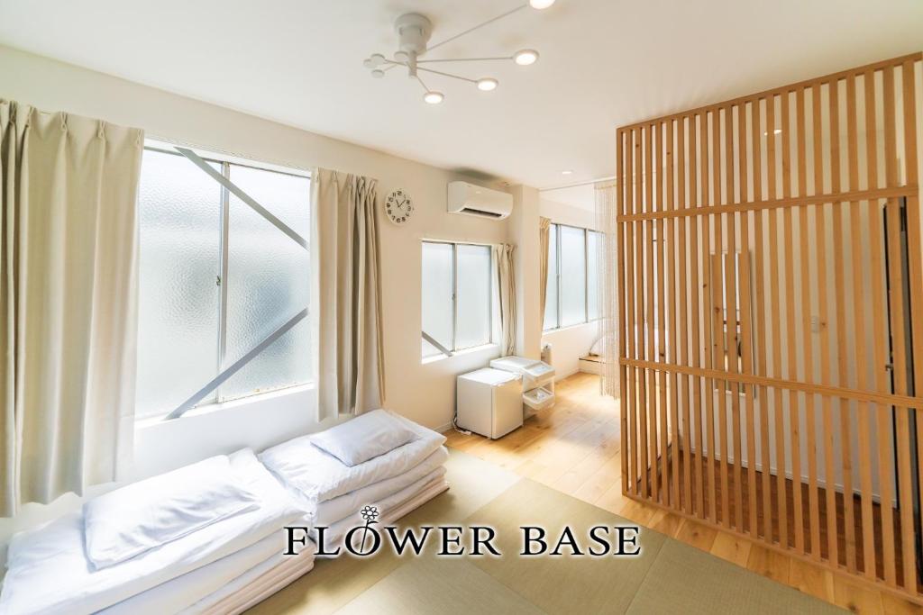 1 dormitorio con cama y ventana grande en Flower Base Lily House - Vacation STAY 55522v, en Fukuoka