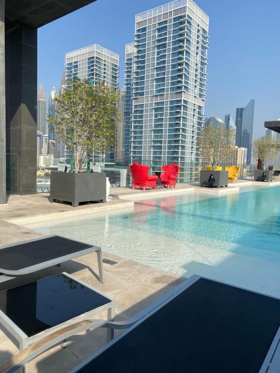 une grande piscine dans une ville avec de grands bâtiments dans l'établissement Modern 2BR and maid room with big terrace city walk, à Dubaï