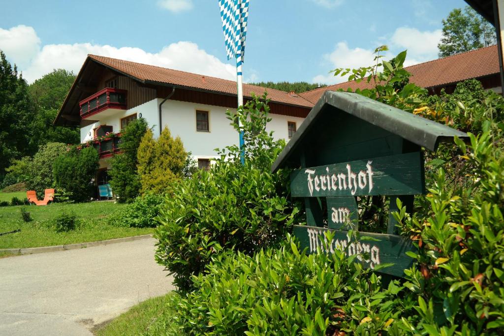 un cartel en los arbustos delante de una casa en Ferienhof am Mitterberg en Bad Birnbach