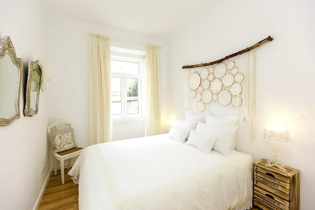 リスボンにあるSapadores · 2 bedrooms apartment Lisbon Boho Chicの白いベッドルーム(白いベッド1台、窓付)