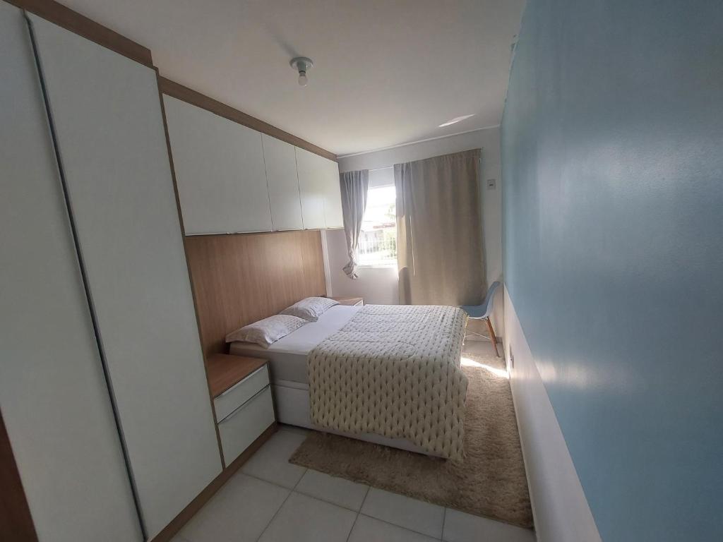 Una cama o camas en una habitación de aluguel para temporada