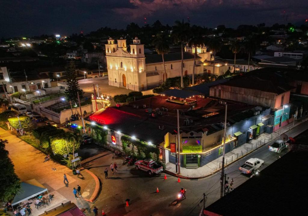uma vista aérea de uma cidade à noite em La Casa de Mamapán Hotel Colonial Ahuachapan em Ahuachapán