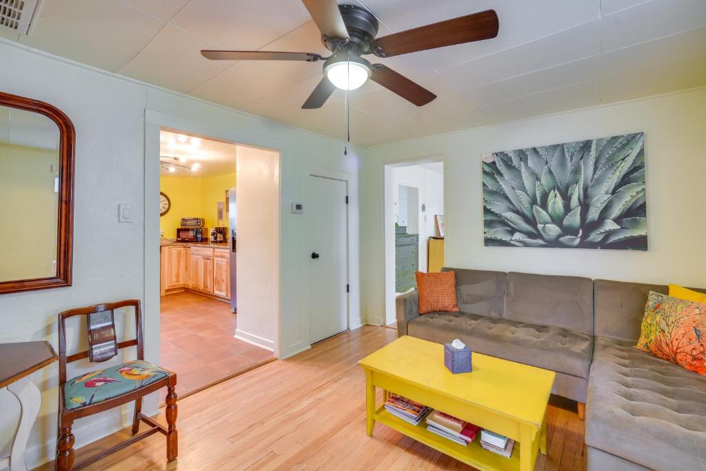 Area tempat duduk di Dog-Friendly Albuquerque Home with Patio and Yard!