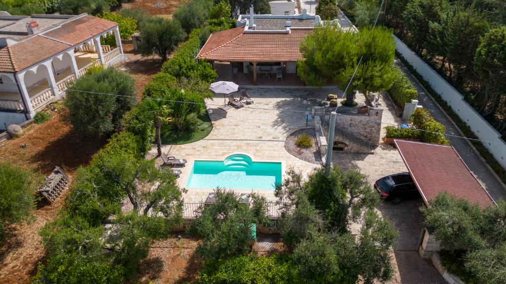 una vista aérea de una casa con piscina en Villa Sorbole, en Ostuni