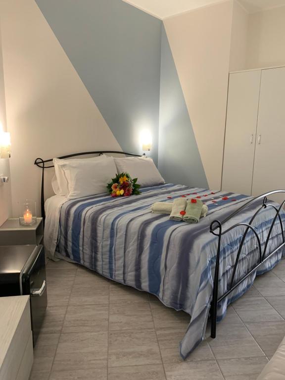 um quarto com uma cama com flores em B&B Via del Sole em Vena