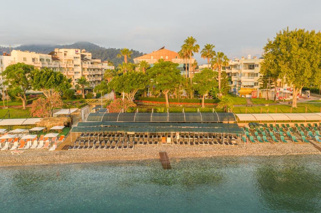 een groot amfitheater zittend aan de kant van een waterlichaam bij Fame Beach Hotel in Kemer