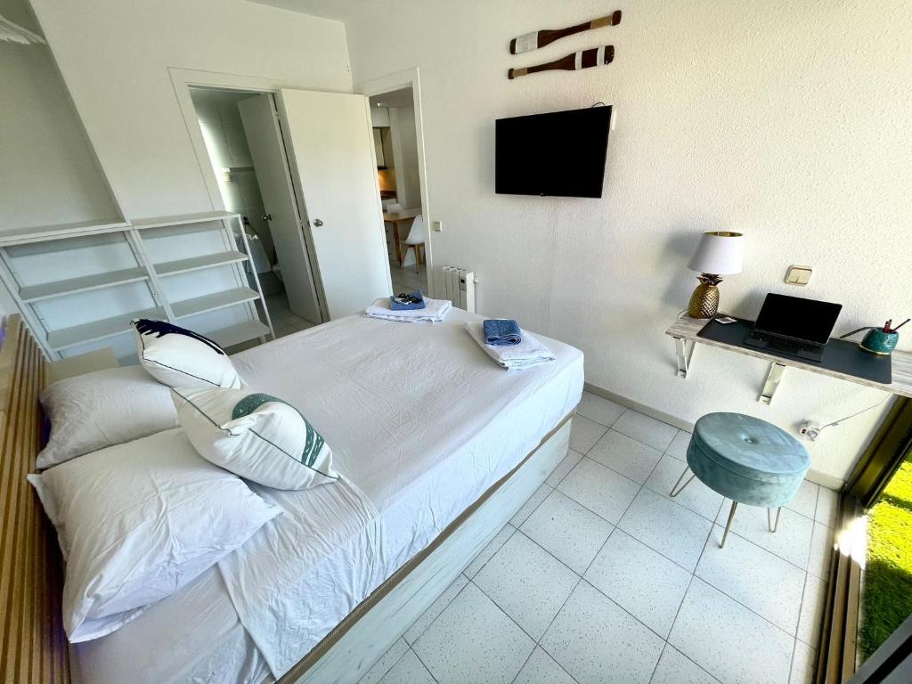 Posteľ alebo postele v izbe v ubytovaní Apartemento piscina centro calella 3 min playa