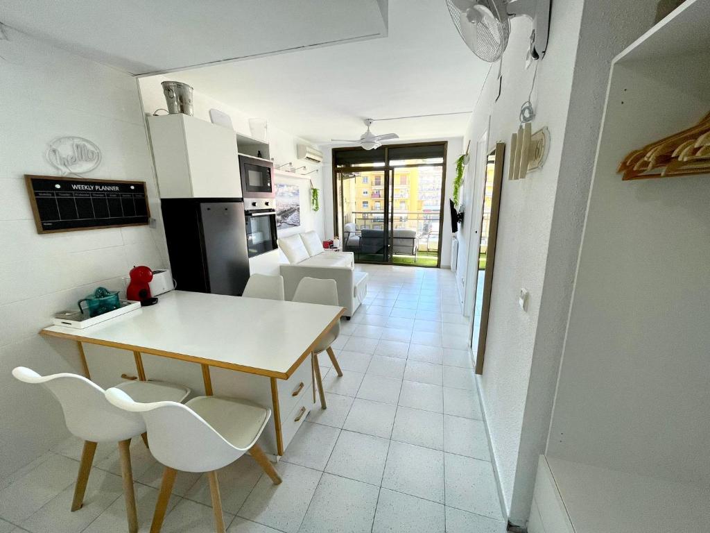 Kuchyňa alebo kuchynka v ubytovaní Apartemento piscina centro calella 3 min playa