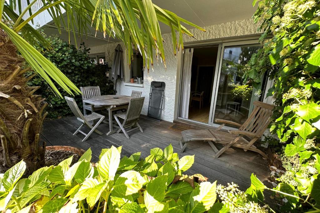 une terrasse en bois avec une table et des chaises sur une maison dans l'établissement Pretty haven of peace near the sea, à La Baule