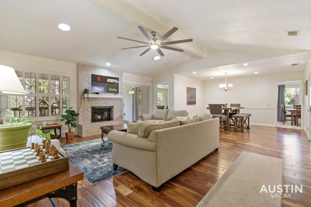 ein Wohnzimmer mit einem Sofa und einem Kamin in der Unterkunft Family Friendly ATX Home for 10 Wifi and Cozy Deck in Austin