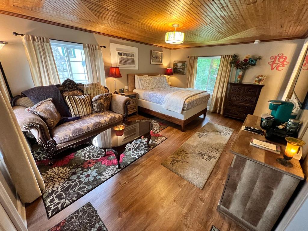 Postel nebo postele na pokoji v ubytování Sherwood Court Cottages & Guest Rooms