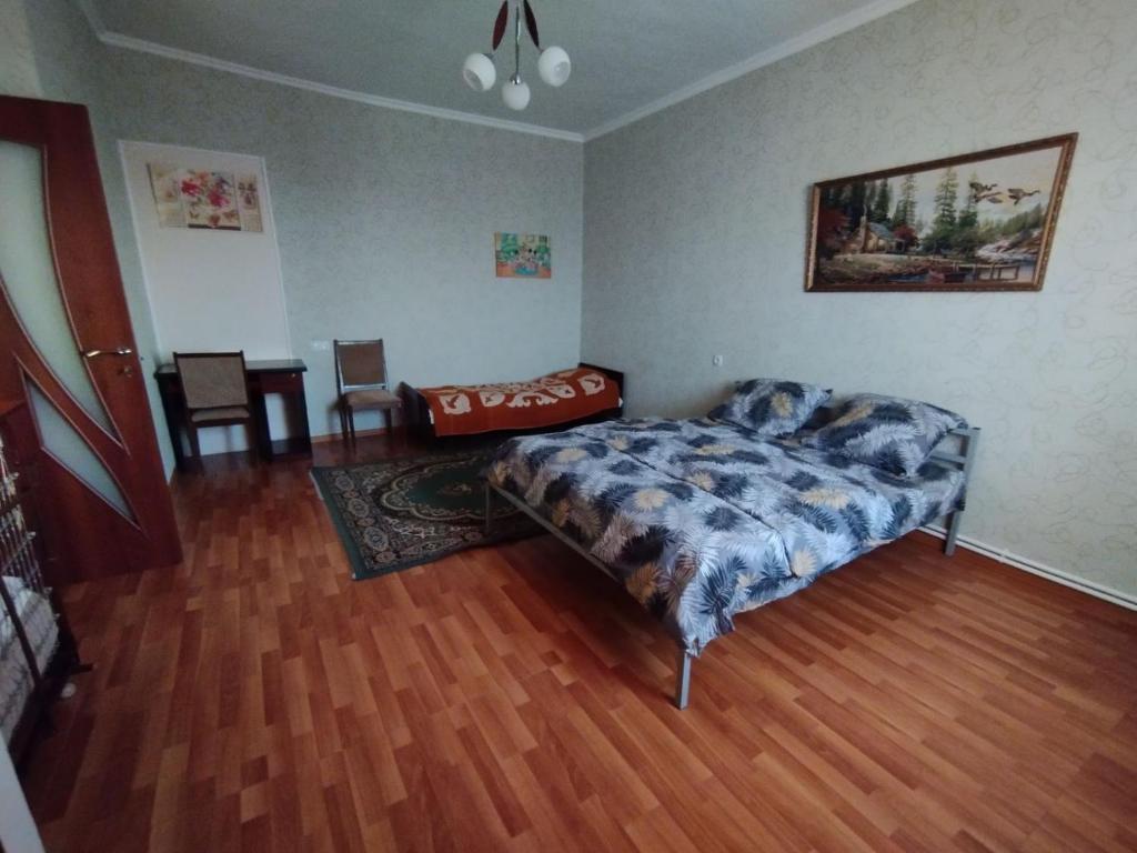 sypialnia z łóżkiem i drewnianą podłogą w obiekcie Guest House Ed&Er w mieście Argavand