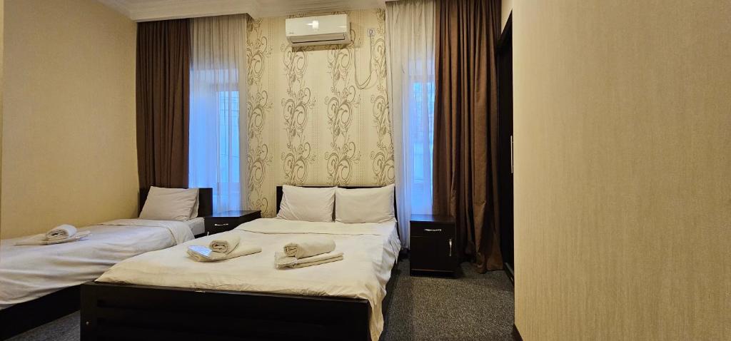 Habitación de hotel con 2 camas y toallas. en 7 Rooms, en Tiflis