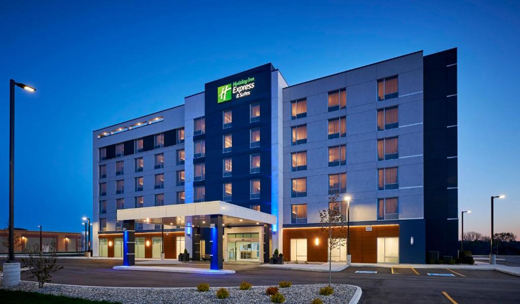une image d'un bâtiment d'hôtel la nuit dans l'établissement Holiday Inn Express & Suites Windsor East - Lakeshore, an IHG Hotel, à Saint Clair Beach