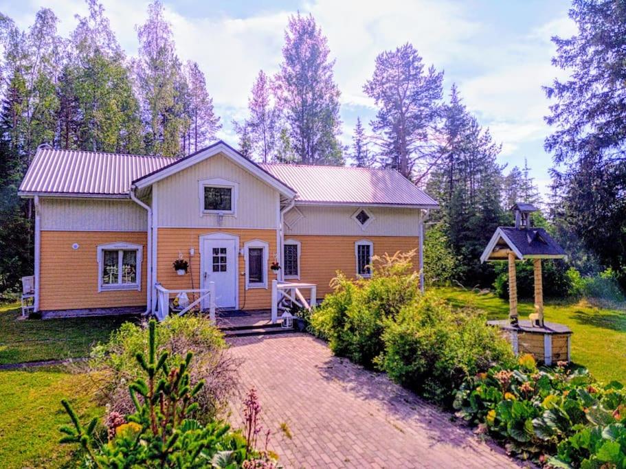 a small house in a yard with a garden at Tunnelmallinen talo Haukiputaalla. in Oulu
