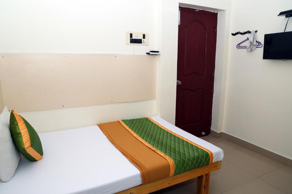 Postel nebo postele na pokoji v ubytování Royal Green Accommodation Chennai Airport