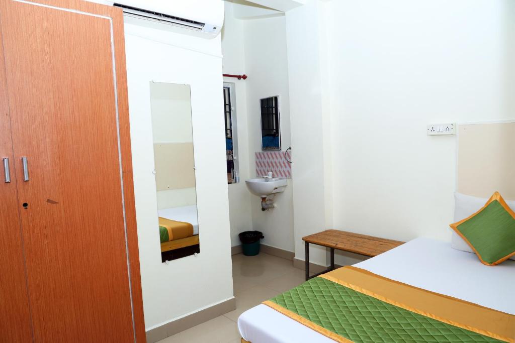 Postel nebo postele na pokoji v ubytování Royal Green Accommodation Chennai Airport