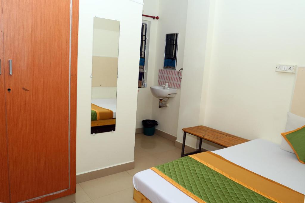 Postel nebo postele na pokoji v ubytování Royal Green Accommodation Chennai Airport