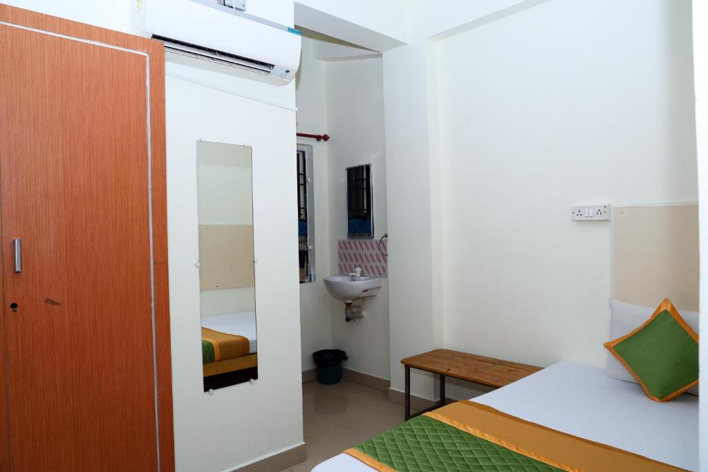Postel nebo postele na pokoji v ubytování Royal Green Accommodation Chennai Airport