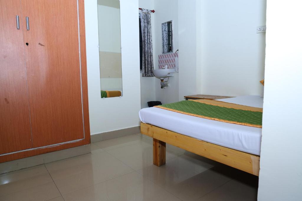 Postel nebo postele na pokoji v ubytování Royal Green Accommodation Chennai Airport