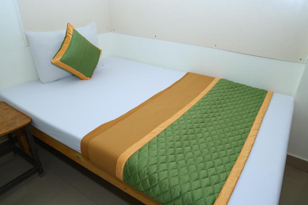 Postel nebo postele na pokoji v ubytování Royal Green Accommodation Chennai Airport